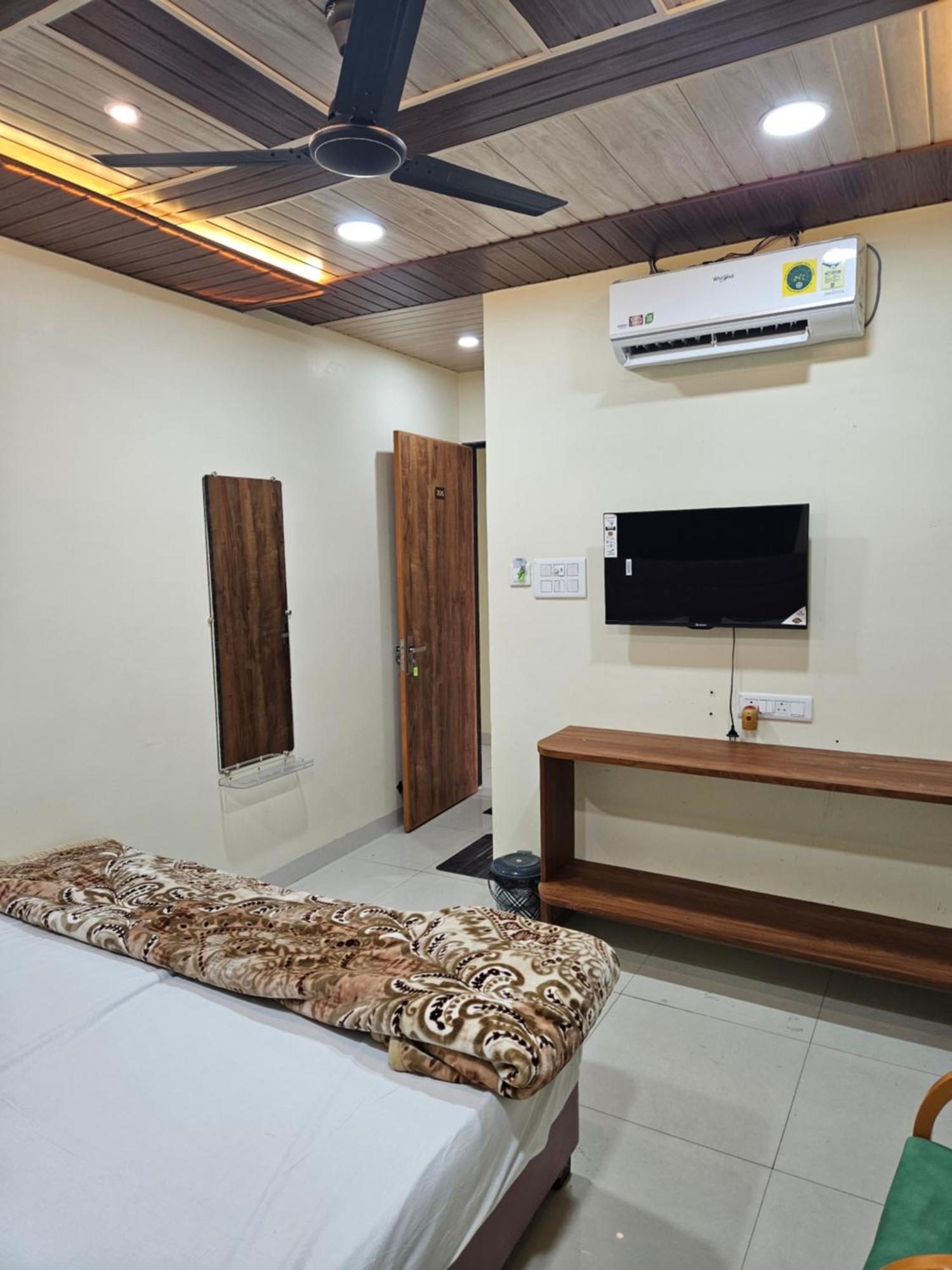 Shri Shiv Ganga Bhakt Niwas Otel Ujjain Dış mekan fotoğraf