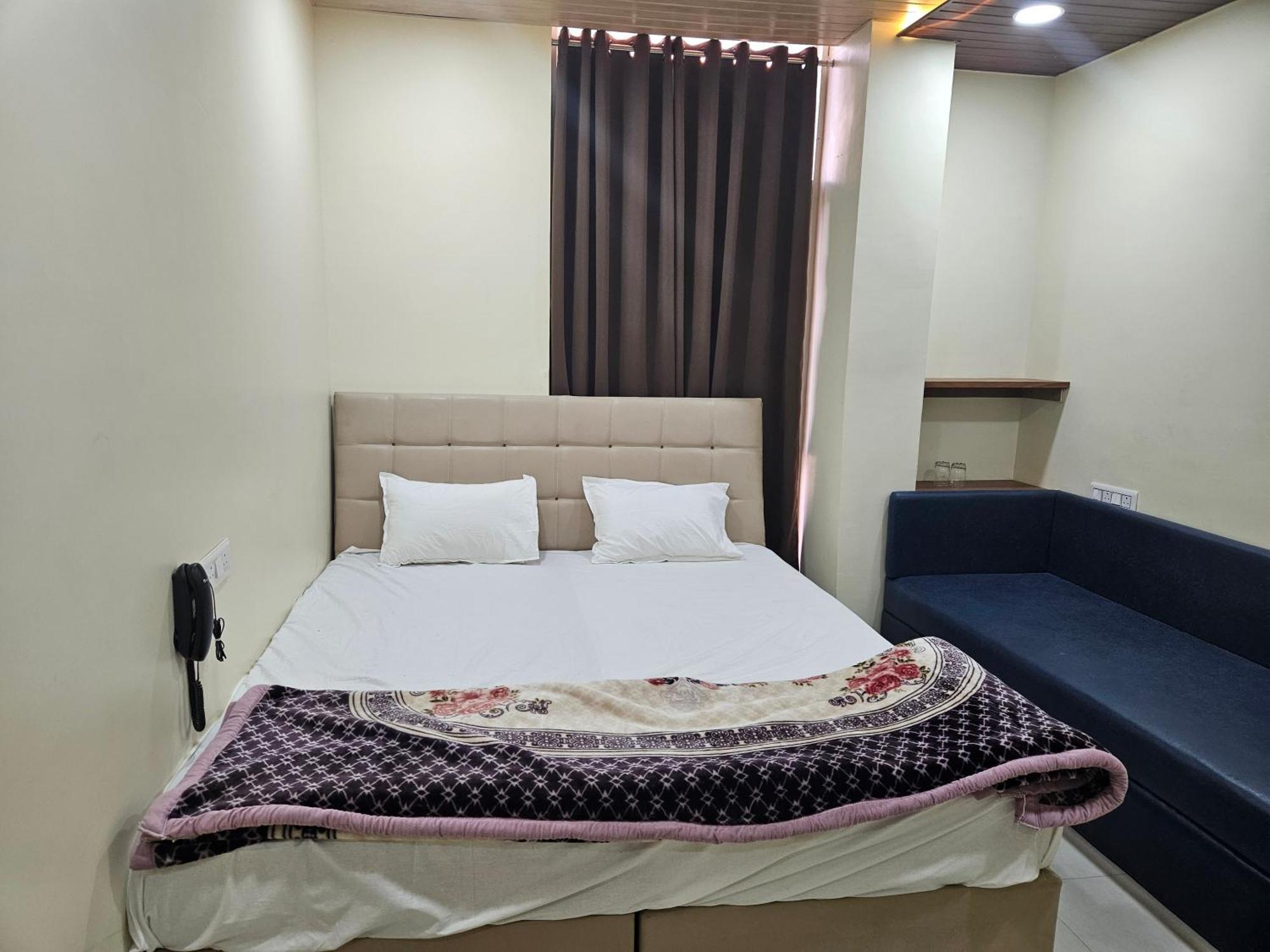 Shri Shiv Ganga Bhakt Niwas Otel Ujjain Dış mekan fotoğraf